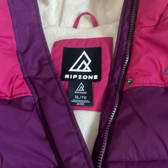 Women’s XL hooded zip up Ripzone vest - Picture 2 of 8